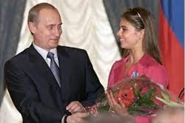 Така изглеждаше Алина при една от първите си официални срещи с Путин. 