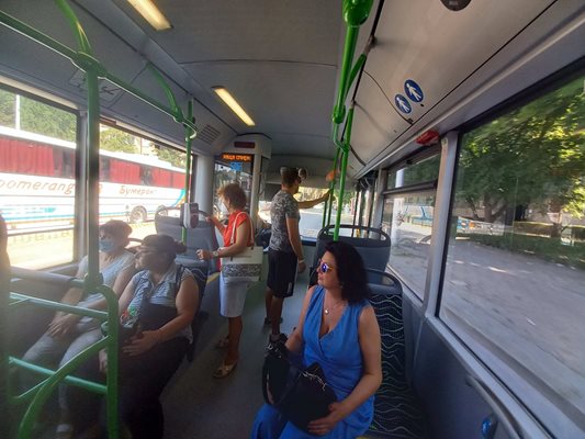 Пътниците в градския транспорт на Пловдив масово са без маски.
Снимки: Авторът