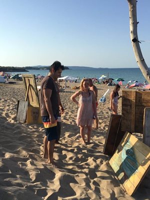 Кирил и Линда Петкови разглеждат изложбата на плажа.