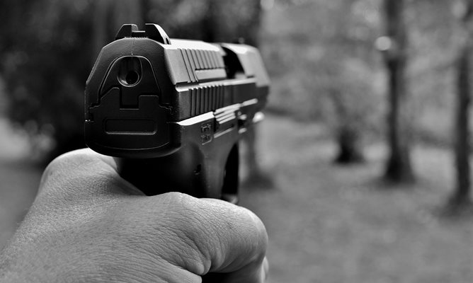 Мъж заплаши продавачка с пистолет. Снимка: Pixabay