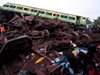 Кадри от дрон показват огромния мащаб на влаковата катастрофа в Индия (Видео)