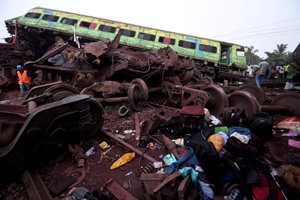 Кадри от дрон показват огромния мащаб на влаковата катастрофа в Индия (Видео)
