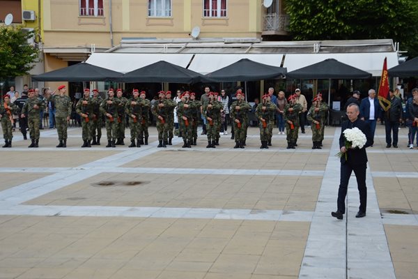 С шествие по главната пешеходна улица и полагане на цветя пред паметника на Гоце Делчев благоевградската общественост се поклони пред паметта и делото на великия български революционер.