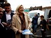 Крайнодесните водят в сондажите за предсрочните избори във Франция