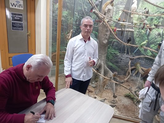 The director of the Natural History Museum, Ognyan Todorov, was happy that Hristo Stoichkov personally visited the exhibition.