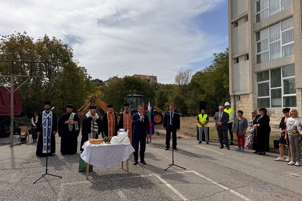 Направиха първа копка на изграждането на физкултурен салон и топла връзка към ОУ „Никола Обретенов" Снимка: Община Русе