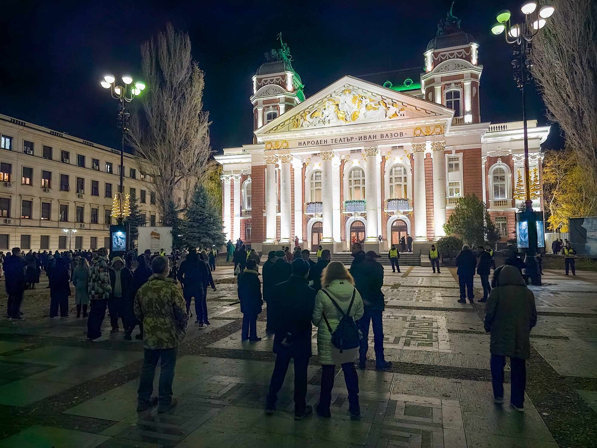 Протестират пред Народния театър срещу постановката на Малкович (Снимки)