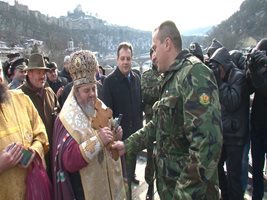 Емил Михайлов предава кръста на търновският митрополит Григорий, около 60 смелчаци скочиха за кръста в Янтра