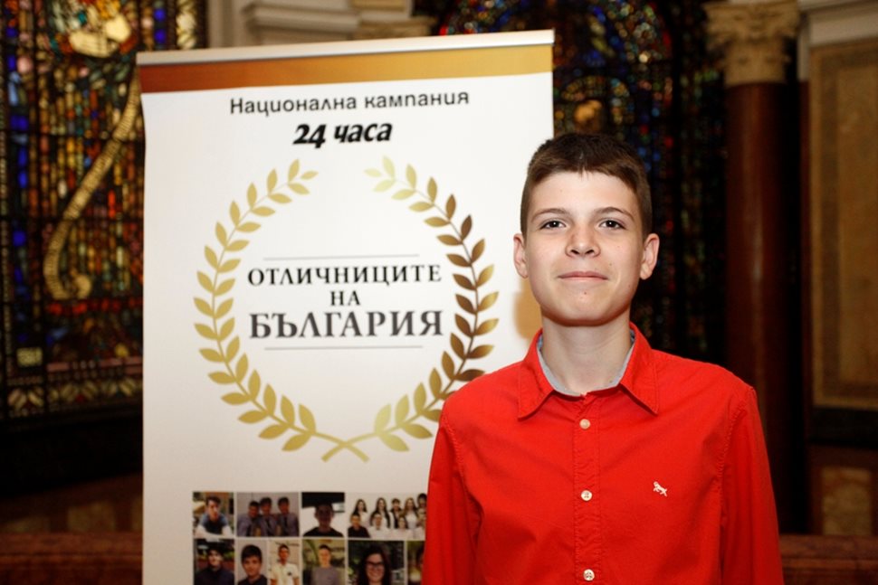 КОНСТАНТИН КАМЕНОВ, завоюва сребърен  медал на Първата европейска младежка олимпиада по информатика