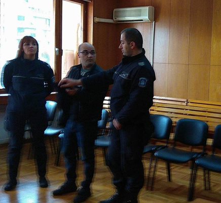 Въпреки че в кулоарите на съда Милен Стойчев (в средата) упорито криеше лицето си от журналисти, единствено фоторепортерът на "24 часа" успя да го снима в съдебната зала СНИМКА: Елена Фотева