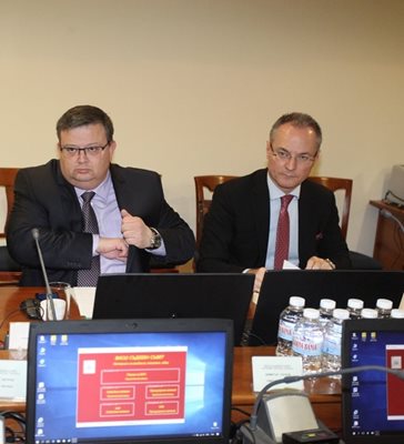 Главният прокурор Сотир Цацаров и шефът на ВКС Лозан Панов стоят един до друг на заседанията на пленума на ВСС.