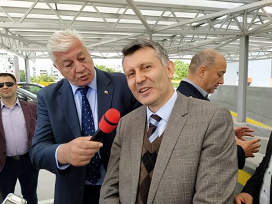 Здравко Димитров интервюира заместника си Георги Титюков при откриването на многоетажния паркинг в район "Западен".