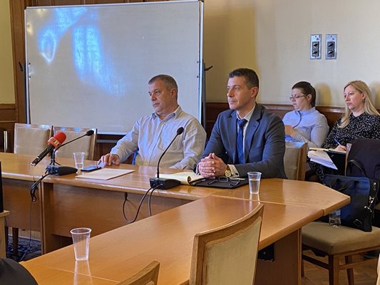Емил Кошлуков (вляво) и Андон Балтаков на заседание на медийната комисия в парламента
СНИМКА: АВТОРЪТ