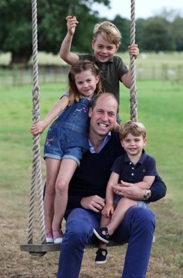 Принц Уилям с децата СНИМКА: Инстаграм/kensingtonroyal