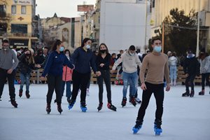 Ледената пързалка в Пловдив се пука по шевовете (Видео, снимки)