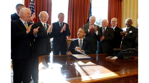 Бившият американски президент Барак Обама подписва закона “Магнитски” през 2012 г.

СНИМКА: РОЙТЕРС