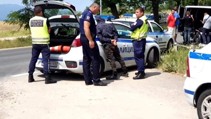 Полицаи задържаха шофьора, превозващ мигранти край Карлово. Снимки: Подбалкански новинар
