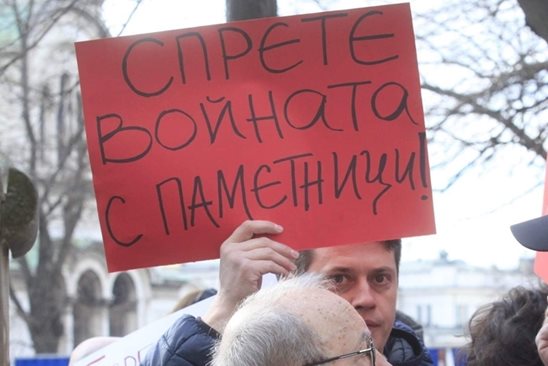 Протестиращ против премахването на Паметника на Съветската армия в София. СНИМКА: ВЕЛИСЛАВ НИКОЛОВ