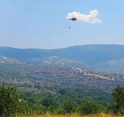 Хеликоптер се включи в гасенето на пламъците в района на Отец Паисиево.