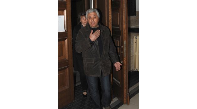 Веско  Анчов  напуска военния съд на 6 март 2012, след като подсъдимите току- що са оправдани.