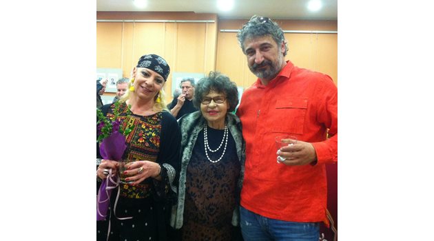 Йотова и Ефремов със Стоянка Мутафова след премиерата на пиесата.