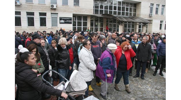 Стотици дойдоха в неделния ден рано сутринта пред Второ РУ да защитят д-р Димитров.