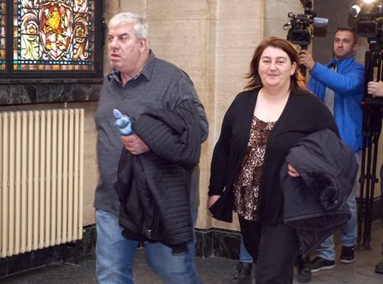 Сашо Тръпков и неговата адвокатка Лидия Георгиева вървят в кулоарите на Софийския градски съд.