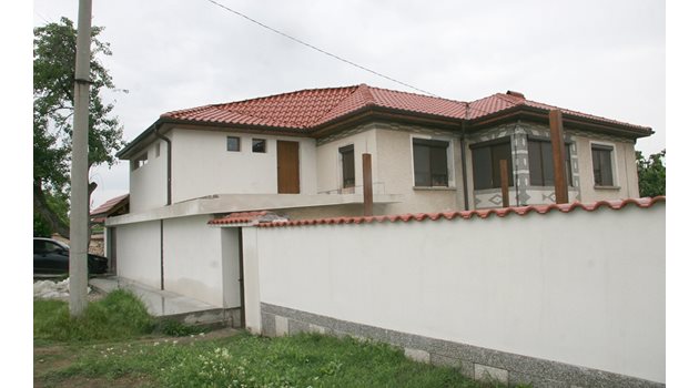 Деспотов живее със семейството си в тази къща в с. Тюркмен СНИМКИ: Евгени Цветков