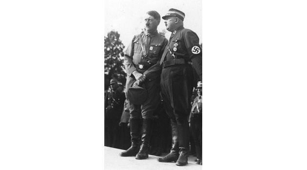 Според източника на ЦРУ Ернст Рьом (вдясно) бил от гей партньорите на Хитлер. Заради бунта му Хитлер лично го арестува и му нарежда да се самоубие. Рьом отказва и на следващия ден е екзекутиран.