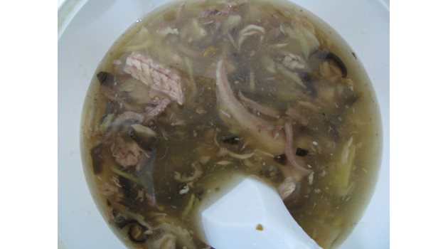 Змийска супа, приготвена в Хонг Конг.
