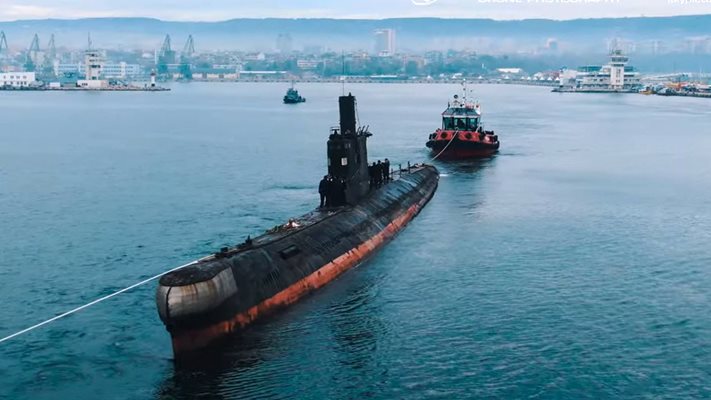 Изтегляне на подводницата от Варна към Белослав