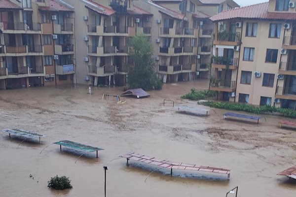 Водата край плаж "Нестинарка" залива първите етажи на хотелите. Снимка: Фейсбук/Меteo Bulgaria