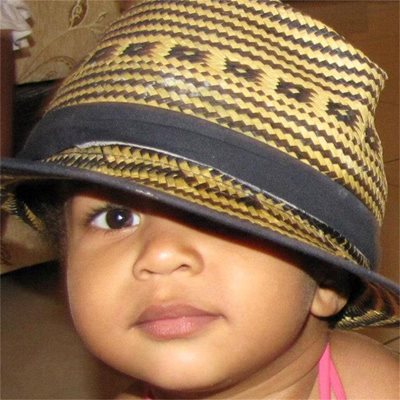 С шапка се е снимала най-малката - 2-годишната Амая.