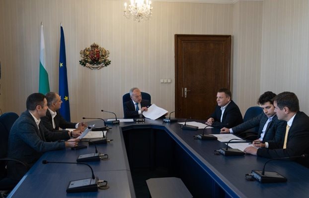 Гълъб Донев събра министрите си, които в момента работят в екипа на Радев, за да излязат с позиция за “Лукойл”. СНИМКА: “ДОНДУКОВ” 2