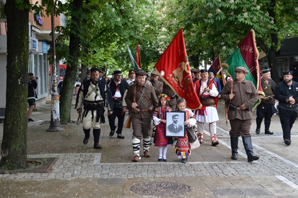 С шествие по главната пешеходна улица и полагане на цветя пред паметника на Гоце Делчев благоевградската общественост се поклони пред паметта и делото на великия български революционер.