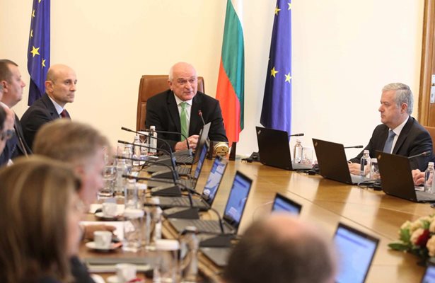 Премиерът Димитър Главчев и министрите на днешното заседание на правителството. СНИМКА: ЮЛИЯН САВЧЕВ