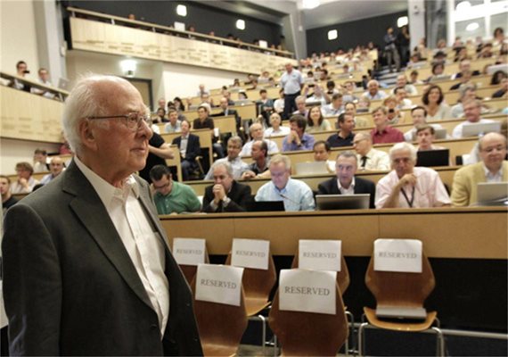 Питър Хигс пристига за научен семинар за най-новата актуализация в търсенето на Хигс бозона в Европейската организация за ядрени изследвания (CERN) през юли 2012.
