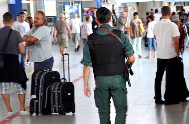 Униформен с оръжие бе забелязан да обикаля летището в неделя. От аерогарата обаче твърдят, че няма извънредни мерки за сигурност. СНИМКА: ПИЕР ПЕТРОВ