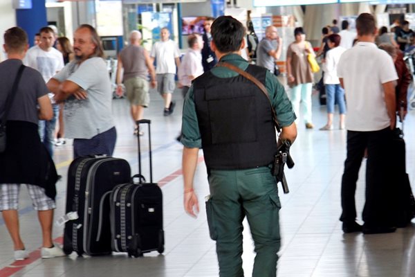 Униформен с оръжие бе забелязан да обикаля летището в неделя. От аерогарата обаче твърдят, че няма извънредни мерки за сигурност. СНИМКА: ПИЕР ПЕТРОВ
