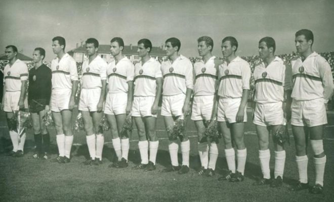 Националният отбор на България преди победата над Белгия в София в квалификациите за световното първенство в Англия през 1966 година. Евгени Янчовски е третия отдясно наляво.