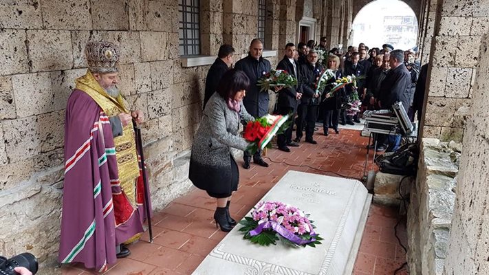 Цвета Караянчева също поднесе цветя