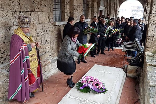Цвета Караянчева също поднесе цветя