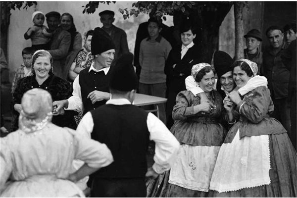 Танцова група от село Иваново в Югославия
