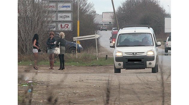 ПРОБЛЕМ: Проститутките обсъждат полицейската акция на метри от патрулката.