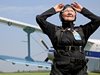 90-годишна баба скочи с парашут