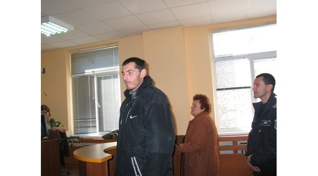 Десислав Велков в Плевенския окръжен съд преди години на поредното заседание по едно от многото дела срещу него.
