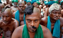 Наполовина избръснати фермери протестират срещу правителството в Ню Делхи, Индия