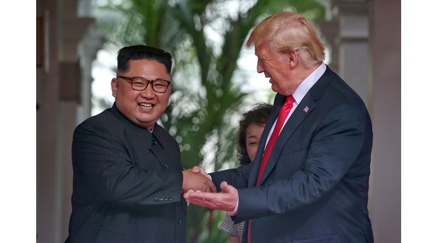 Първо ръкостискане между Ким Чен Ун и Доналд Тръмп  СНИМКИ: РОЙТЕРС