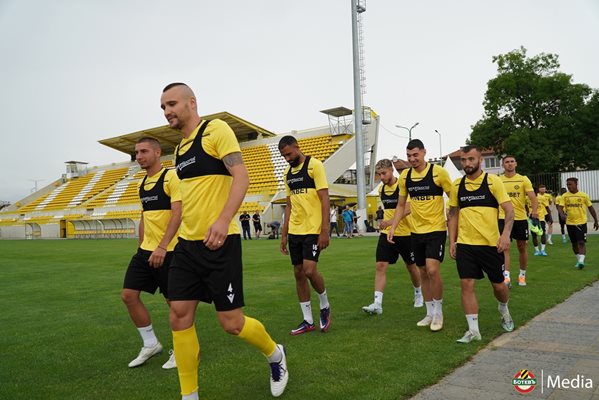 Защитникът Виктор Генев и съотборниците му от "Ботев" (Пловдив) излизат за първата си тренировка.