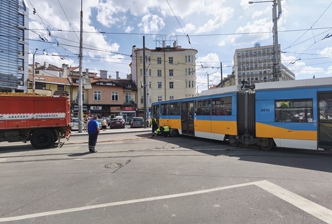 Трамвай блъсна кола и помете пешеходци в София, мъж е в кома